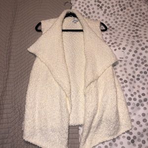 Kensie sleeveless sweater. NEVER WORN, with tags.